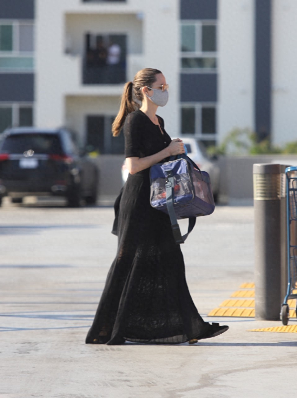 安吉丽娜朱莉与二女儿Vivienne 出街,一身黑裙优雅迷人