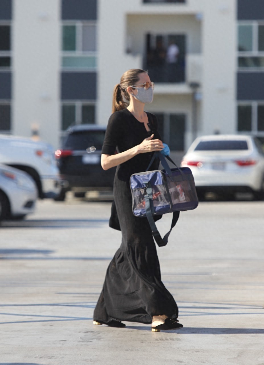 安吉丽娜朱莉与二女儿Vivienne 出街,一身黑裙优雅迷人