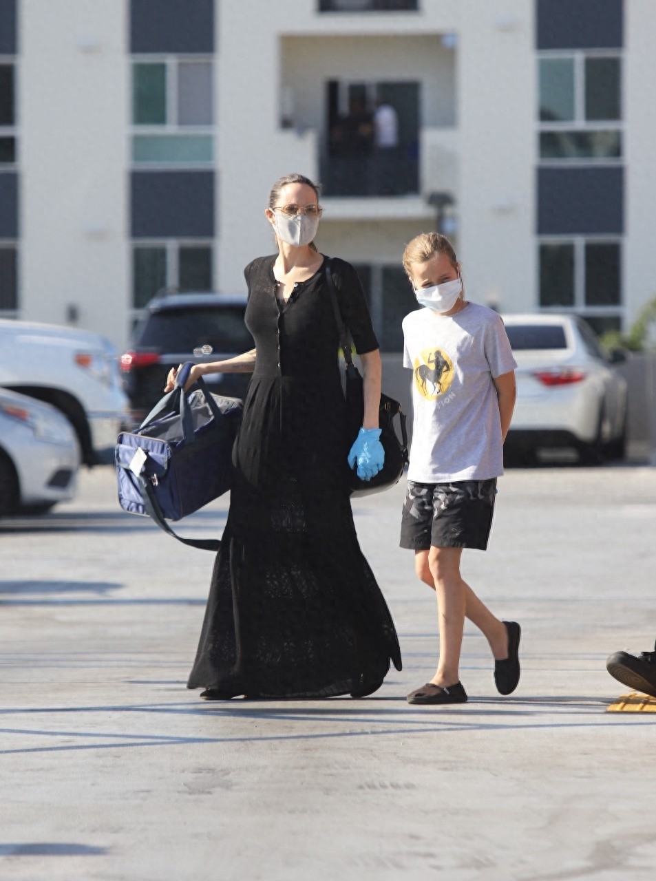 安吉丽娜朱莉与二女儿Vivienne 出街,一身黑裙优雅迷人