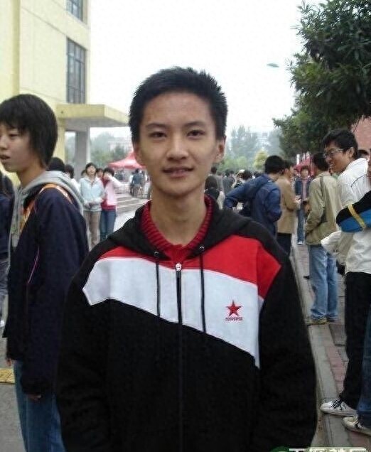 他13岁演《快乐星球》丁凯乐,出了书留了学,如今长成这样了