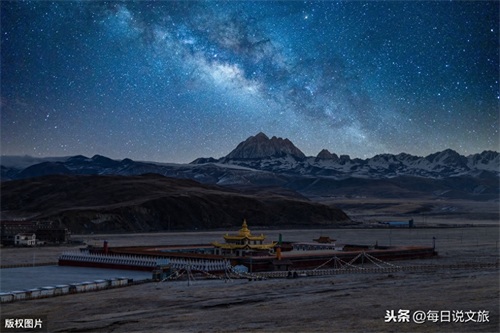 四川甘孜：浩瀚星空美如画卷，塔公草原引人入胜