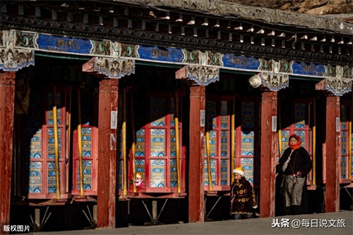 四川甘孜：浩瀚星空美如画卷，塔公草原引人入胜