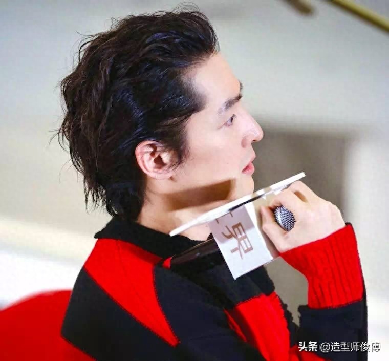 胡歌新发型“卷发背头”，潮男必备款