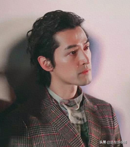 胡歌新发型“卷发背头”，潮男必备款