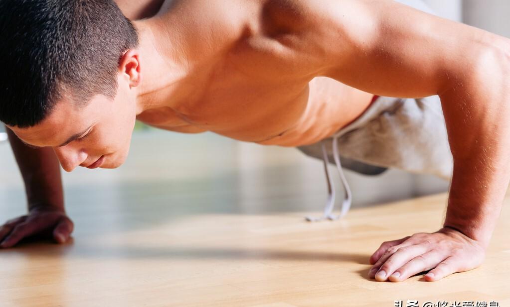 每天坚持做俯卧撑有什么好处（俯卧撑锻炼哪里的肌肉）