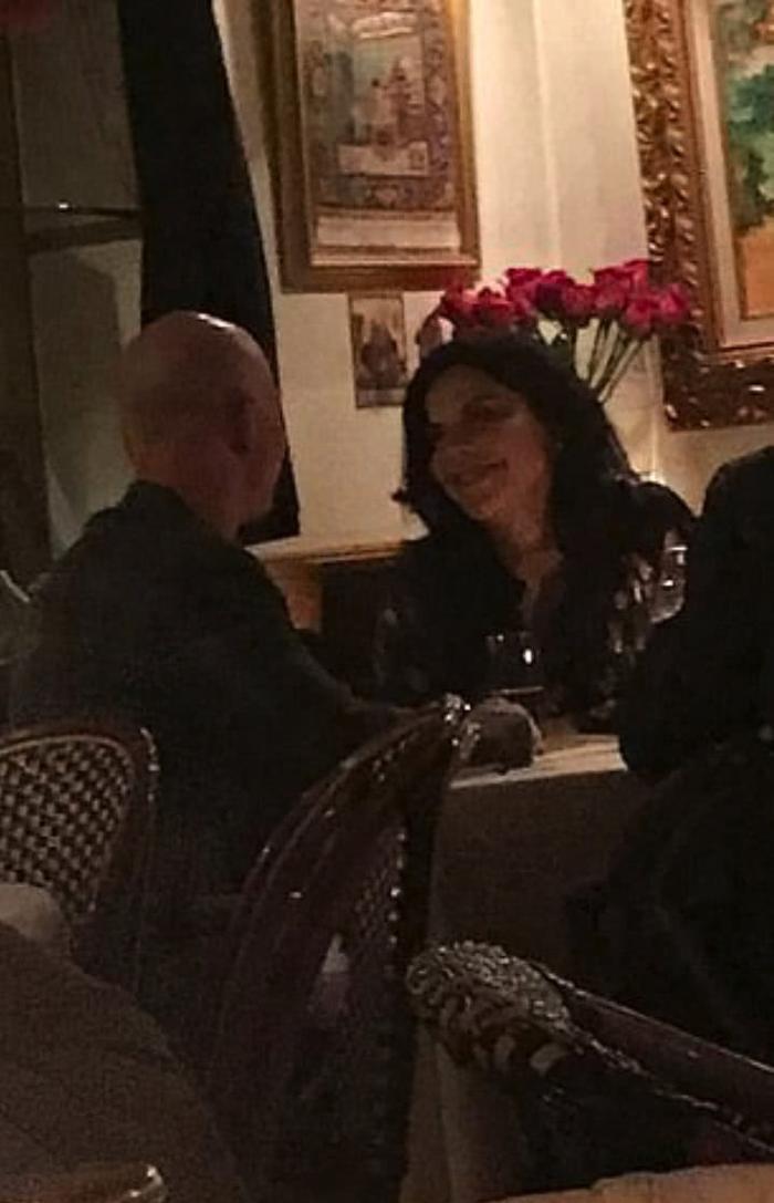 世界首富被曝与新欢约会深情对望 这场婚外恋价值几千亿