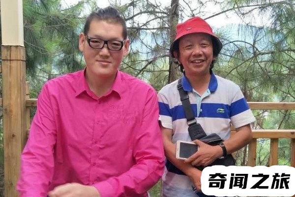 巨人张欢的真实身高(身高为2.38米体重163公斤脚长42公分)(1)_