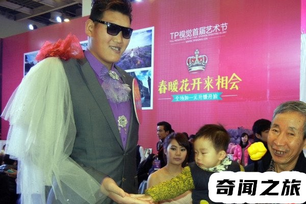 巨人张欢的真实身高(身高为2.38米体重163公斤脚长42公分)(4)_