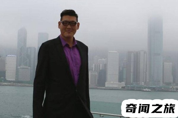 巨人张欢的真实身高(身高为2.38米体重163公斤脚长42公分)(2)_