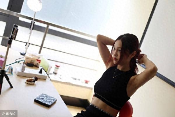 围观网络女主播：原来她们就是这个样子……