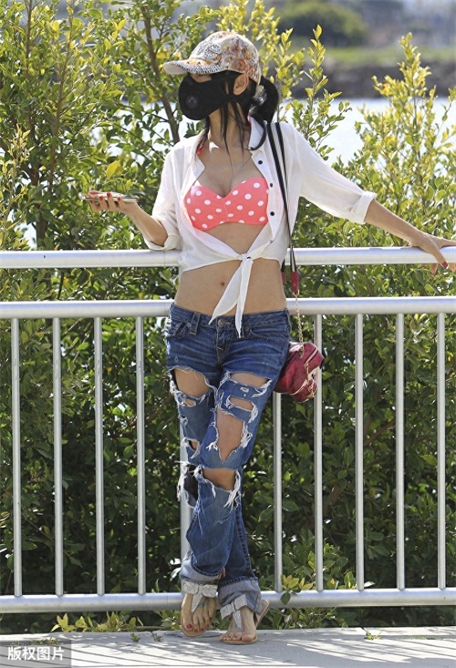 白灵又出来作妖了!穿芭比粉波点内衣光脚上街遛狗?!