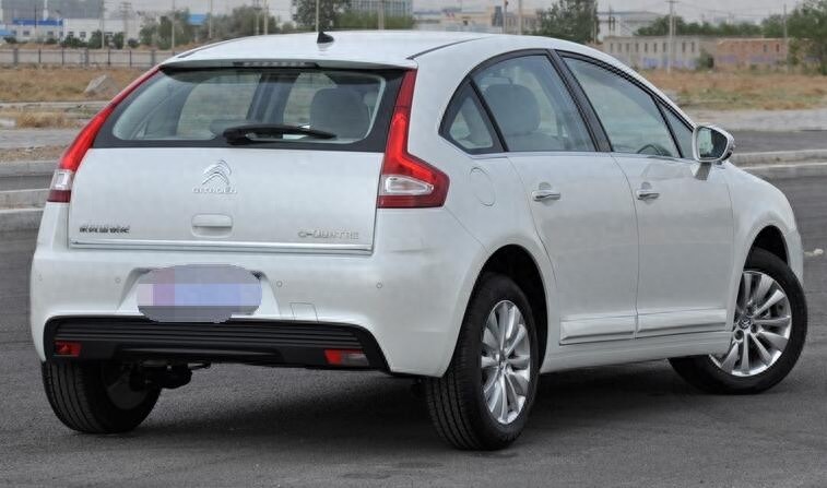 10万起的东风雪铁龙新世嘉，紧凑级两厢车。