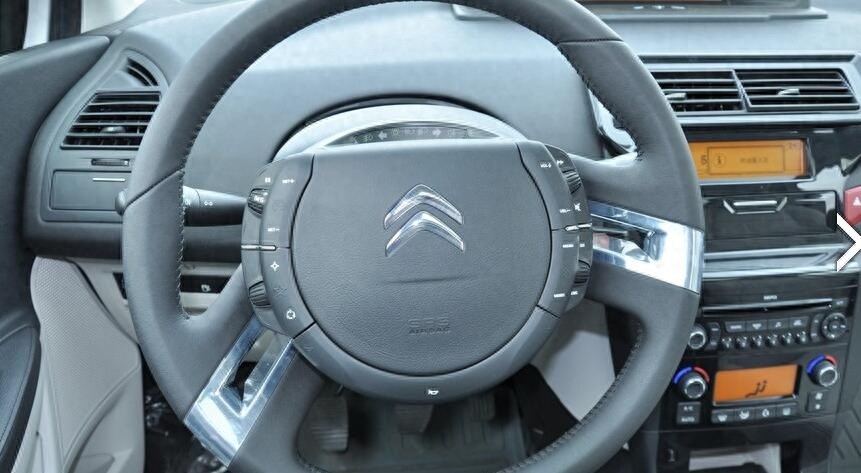 10万起的东风雪铁龙新世嘉，紧凑级两厢车。