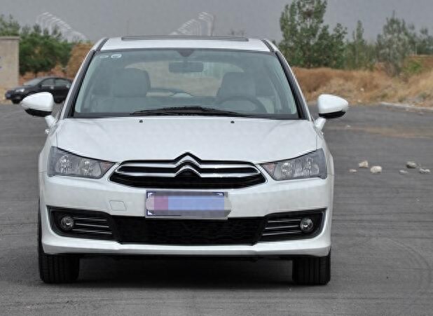 10万起的东风雪铁龙新世嘉，紧凑级两厢车。