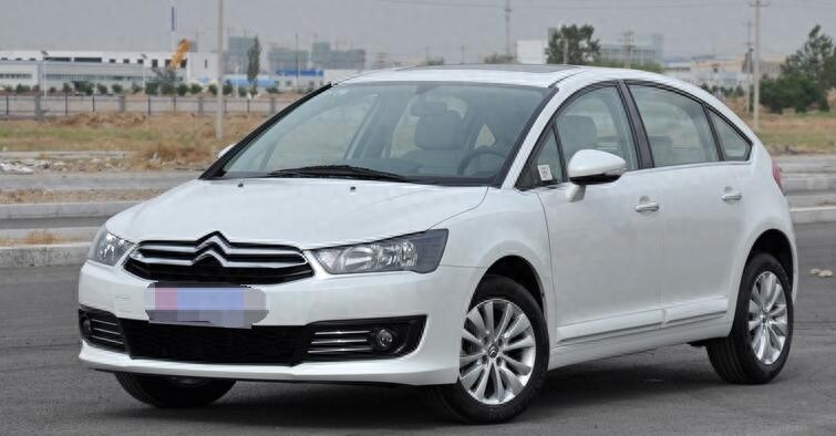 10万起的东风雪铁龙新世嘉，紧凑级两厢车。