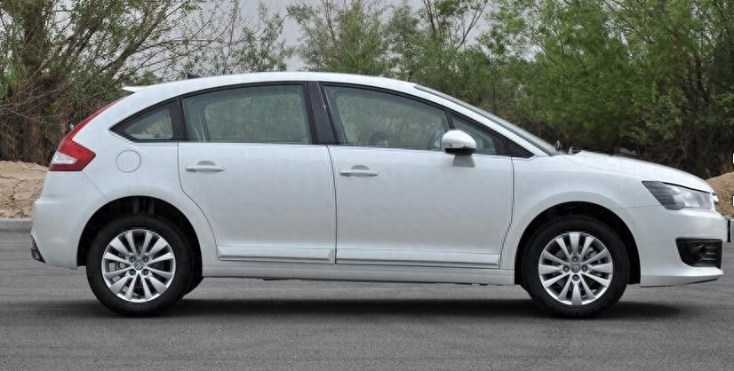 10万起的东风雪铁龙新世嘉，紧凑级两厢车。