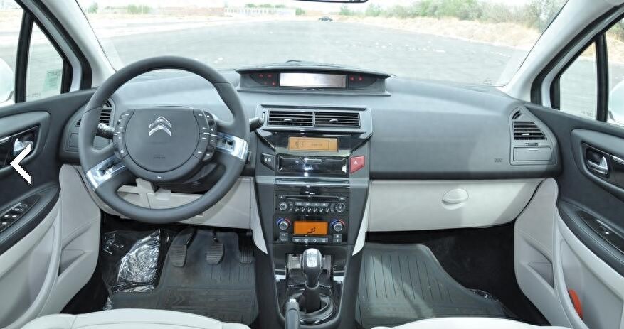 10万起的东风雪铁龙新世嘉，紧凑级两厢车。