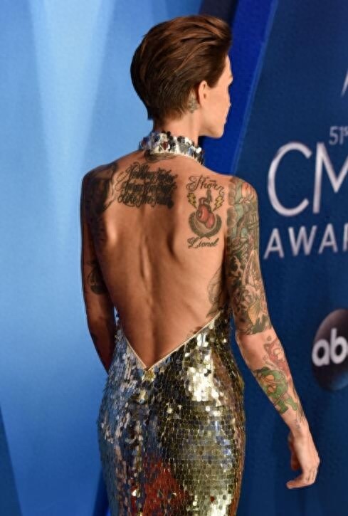 鲁比·洛斯现身出席颁奖盛典,难得女人一把,纹身霸气个性