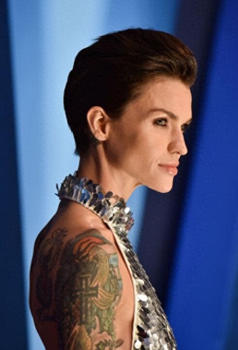 鲁比·洛斯现身出席颁奖盛典,难得女人一把,纹身霸气个性