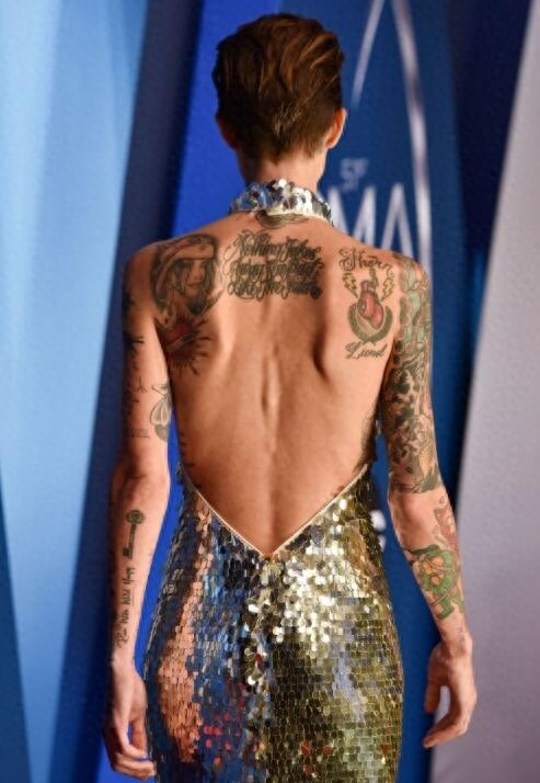 鲁比·洛斯现身出席颁奖盛典,难得女人一把,纹身霸气个性