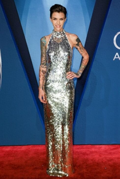 鲁比·洛斯现身出席颁奖盛典,难得女人一把,纹身霸气个性