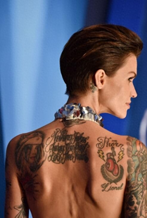 鲁比·洛斯现身出席颁奖盛典,难得女人一把,纹身霸气个性